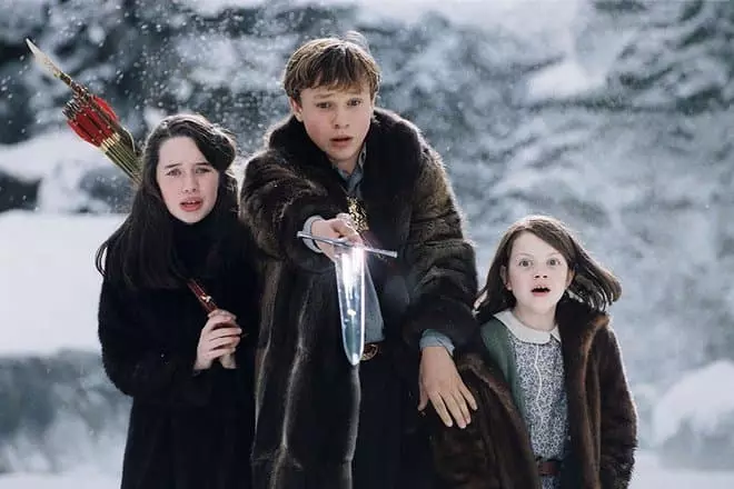 Anna Poppluwell, William Museli en Georgie Henley yn 'e film "Kroniken fan Narnia: Liuw, Witch en Magic Cababab"