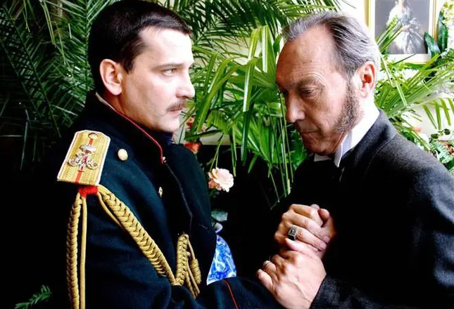 Yaroslav Boyko (pa kreisi) Vronsky attēlā