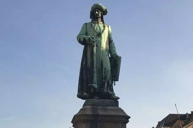 Monument zuwa Janairu Van Eyka a Brugge, Belgium