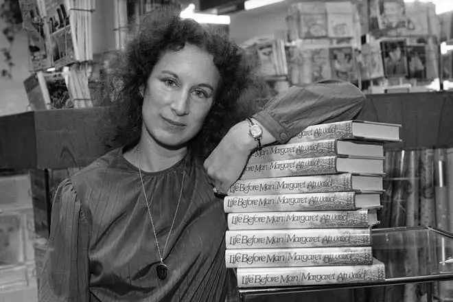 Margaret Evwood mit seinen Büchern