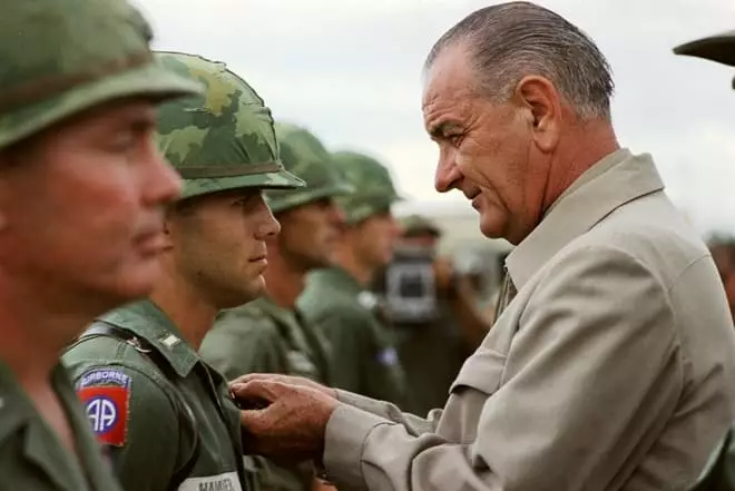 Το Lyndon Johnson βραβείει στρατιώτες στο Βιετνάμ