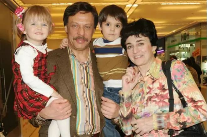 Mikhail brenzhevsky με τη σύζυγό του και τα παιδιά υποδοχής