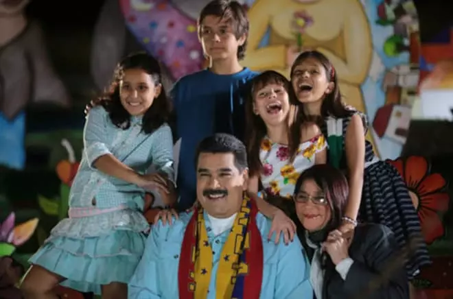 Nicholas Maduro med sin kone Silyia Flores og adoptiv børn