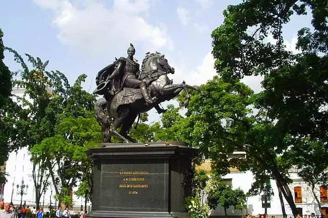 Monument kwa Simon Bolivar huko Caracas.