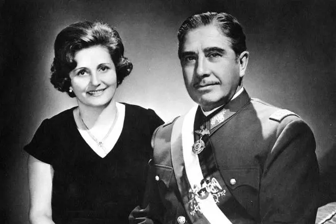 Augusto Pinochet dan isterinya Lucia