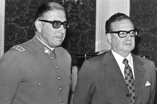 Augusto Pinochet dan Salvador Alende