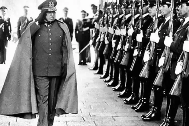 Augusto Pinochet en el desfile del ejército chileno.