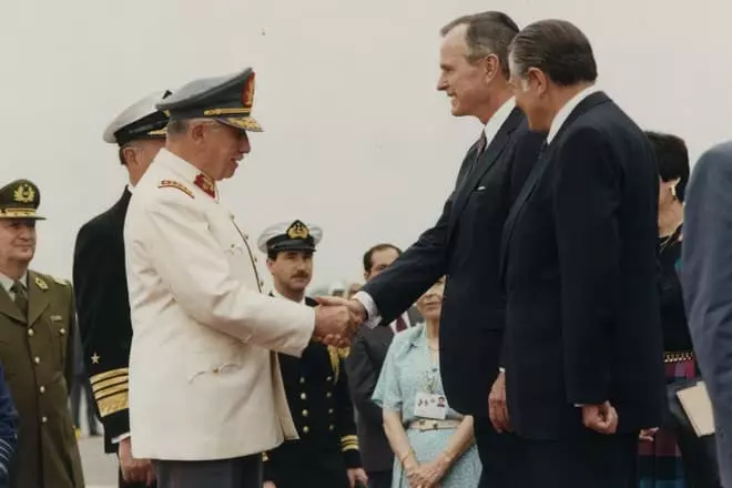 Augusto Pinochet dan George Bush Sr.