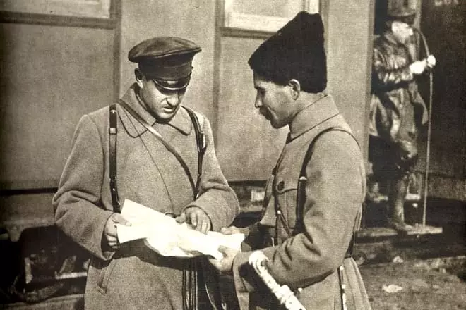 Nikolaev skyriaus vadai Sergejus Zakharovas ir Vasilijus Chapaev