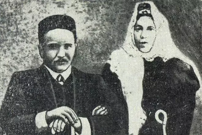 Галиацар Камал және оның алғашқы әйелі Бибібай, 1908 ж
