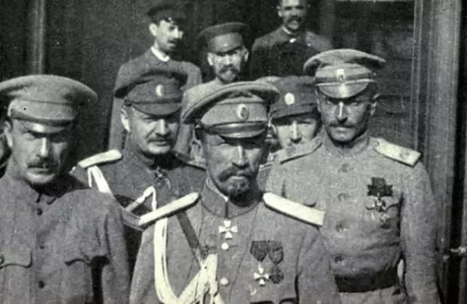 General Kornilov amb camarades