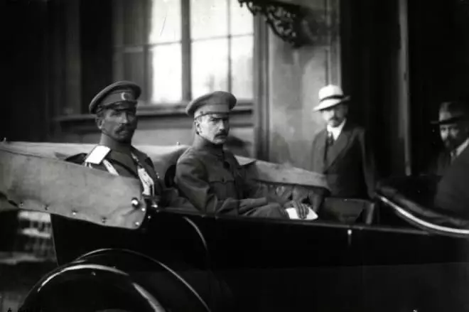 Général L. G. Kornilov et B. V. Savinkov à l'entrée du palais d'hiver. 1917 Année