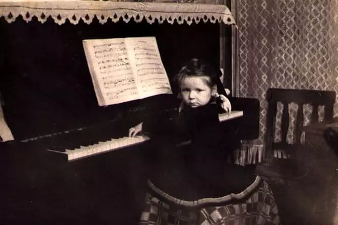 Tamara Kryukov kao dijete