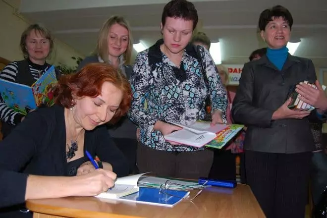 Tamara Kryukov वाचकांना पुस्तके चिन्हांकित करते