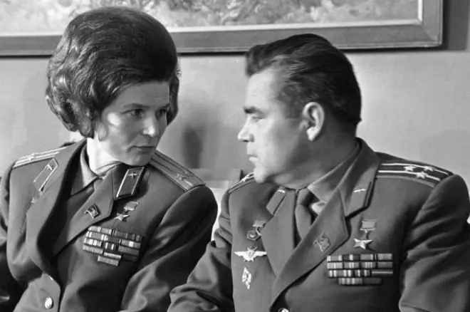 Andriyan Nikolaev u Valentina Tereshkova kissru