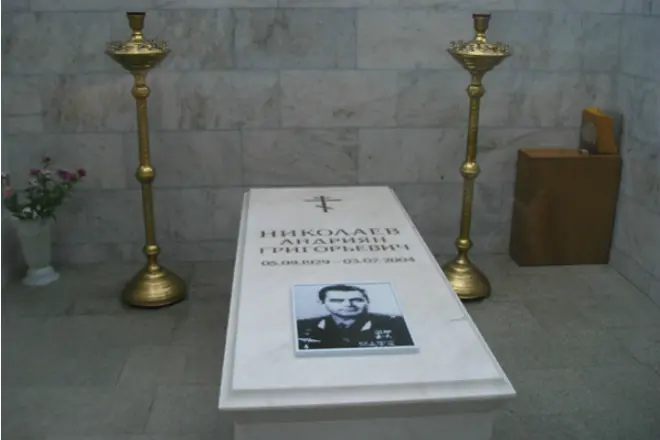 Tombstone iri mumapepa paguva reAndaria nikolaev