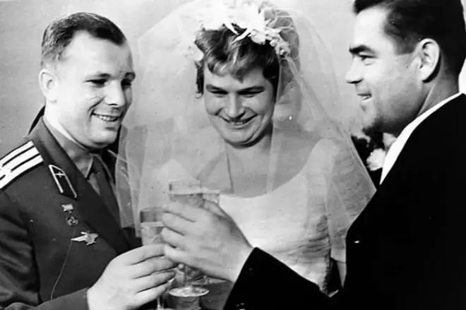 Yuri Gagarin a Valentina Tereshkova da Andriana Nikolayev bikin aure