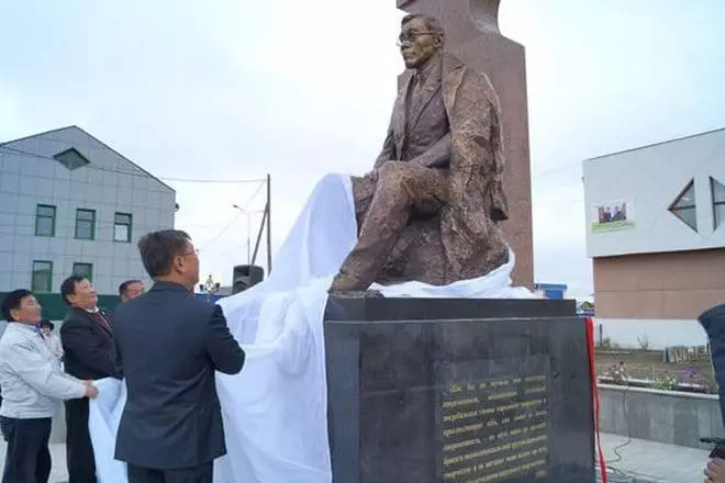 Apertura do monumento Platon Oyunsky en Yakutsk