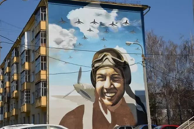 Portret Musa Gareev na pročelju stambene zgrade