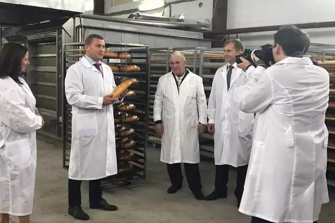 Vladislav Yudin inspecte l'entreprise de pain écologique