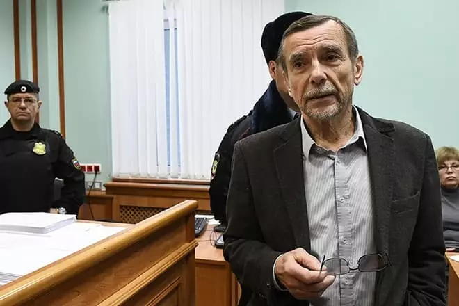 Лъв Пономарев в съдебната зала