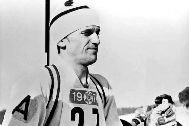 Biatlonista Alexander Tikhonov.