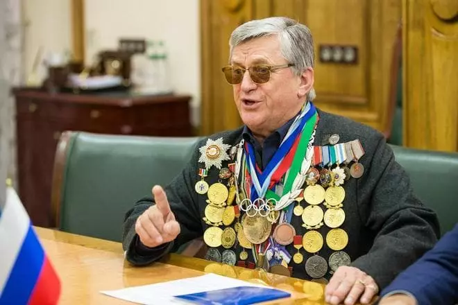 Аляксандр Ціханаў і яго медалі