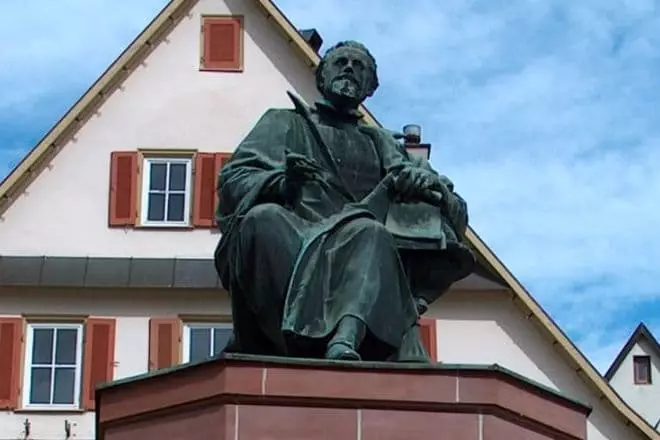 Johann Kepler မှအထိမ်းအမှတ်အဆောက်အ ဦး ။