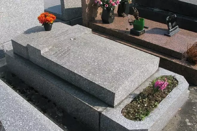 Ngôi mộ của Evgenia Zamyatina và vợ chồng của anh ấy