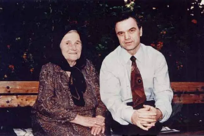 Ruslan Hasbulatov dengan ibu