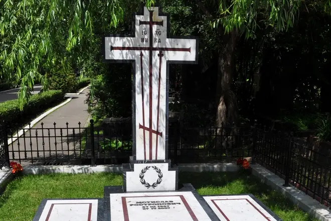 Mstislav rostropovich's grave.