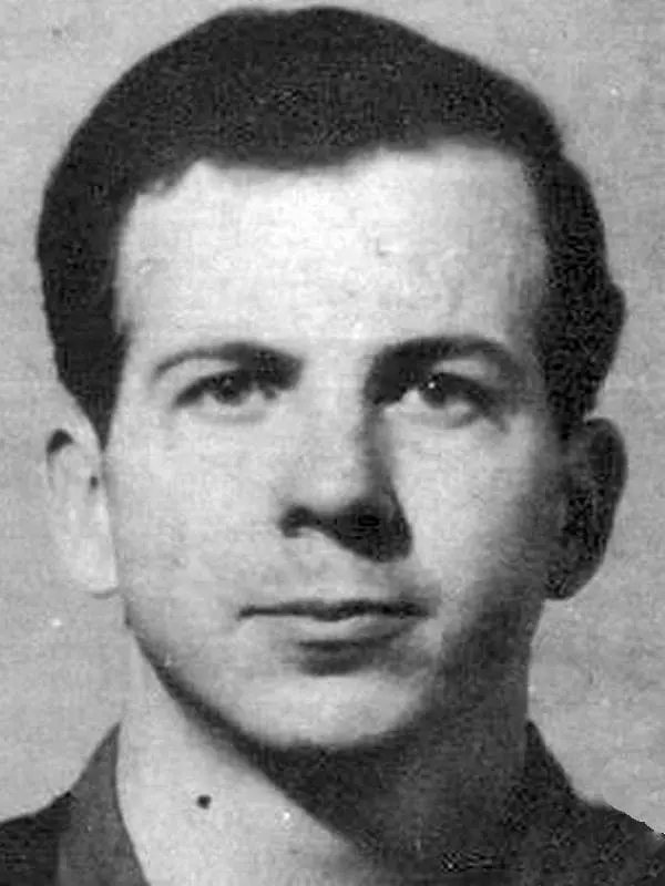 Lee Harvey Oswald - Foto, biografi, personlig liv, dødsårsak, dreper John Kennedy