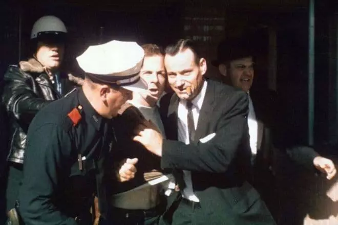 Polico derivos Harvey Oswald de la konstruaĵo de la Teatro Teksaso
