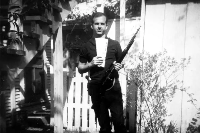Lee Harvey Oswald與步槍“karkano”和馬克思主義報紙