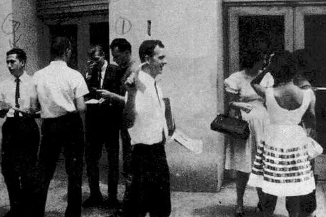 Lee Harvey Oswaldは、ニューオーリンズの路上でリーフレットを配布します