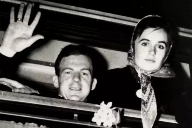 Lee Harvey Oswald og Marina Prussakov forlater Sovjetunionen