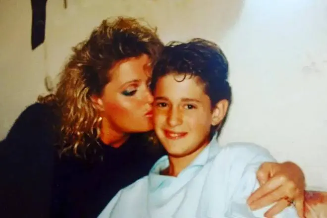 Мајкл Бул во детството со мајка