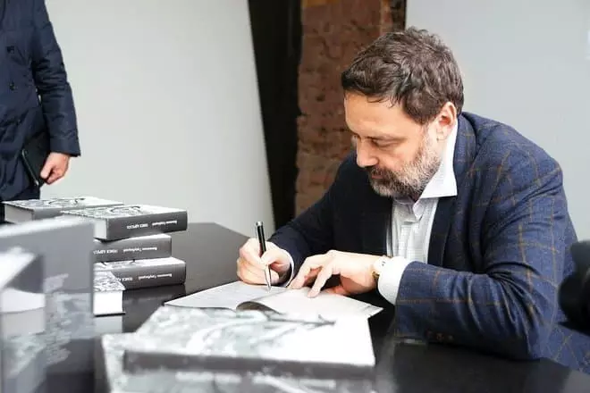 Veniamin Golubitsky signerer bøker for gjester til presentasjoner i Moskva