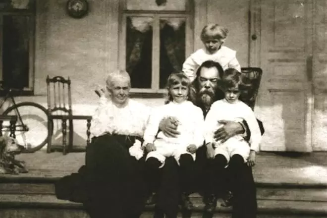 Fedor Plemako dengan keluarga
