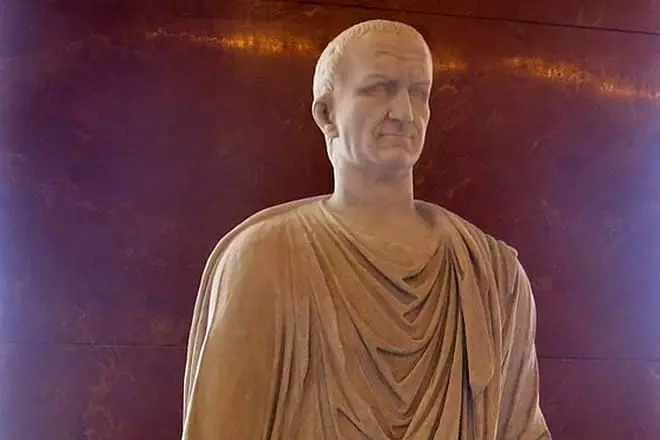 Statue of Vespasiana.