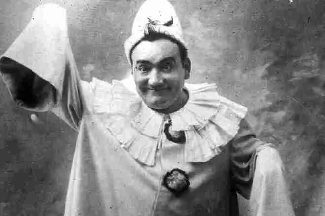 Enrico Caruso in einem malerischen Anzug
