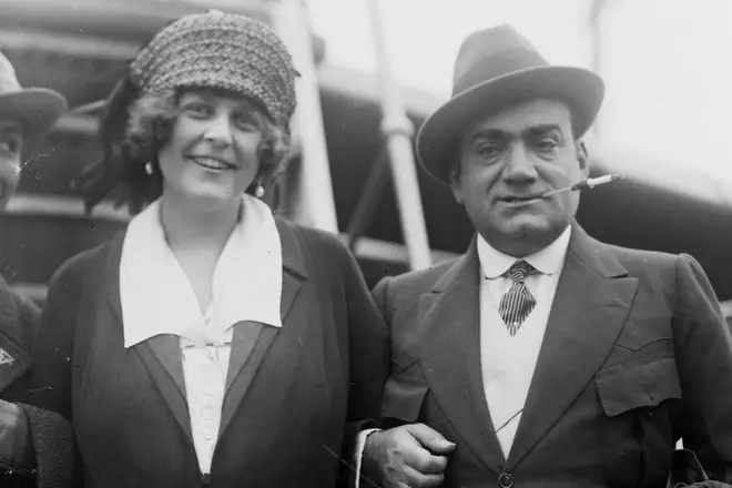 Enrico Caruso agus a bhean chéile Dorothy
