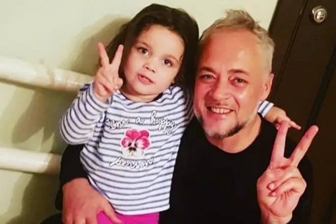 Idamir Eldarov dengan anak perempuan Idana