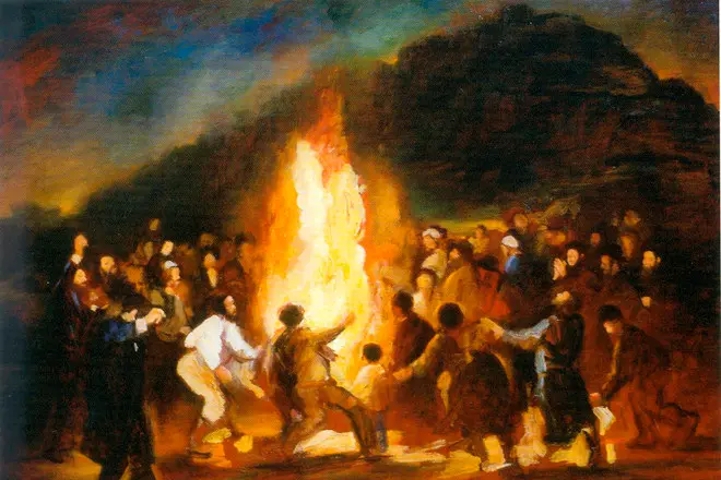 Antics eslaus ballen al voltant del foc