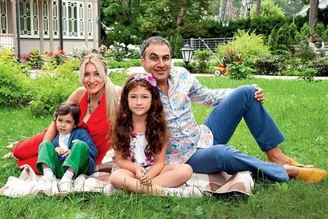 Zhanna Levina Martirosyan dengan keluarga