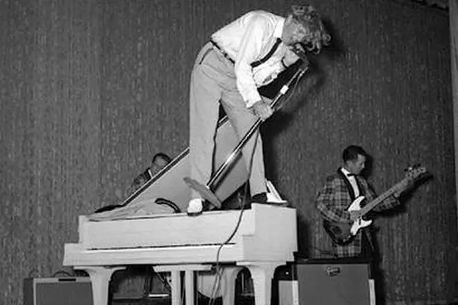 Jerry Lee Lewis eny an-sehatra