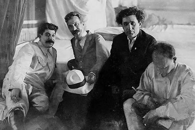 UJoseph Stalin, u-Alexey Rykov, uGrigory Zinoviev, uNikolai Bukharin