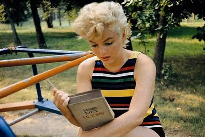 Marilyn Monroe读罗马詹姆斯乔斯“尤利西斯”