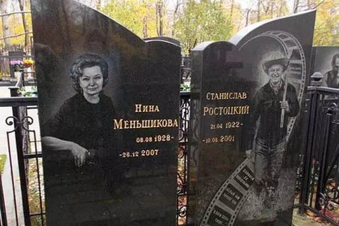 หลุมฝังศพของ Nina Menshikova และ Stanislav Rostotsky