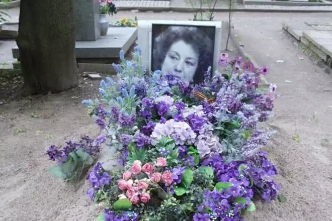 Lyudmila Makarova's grave.